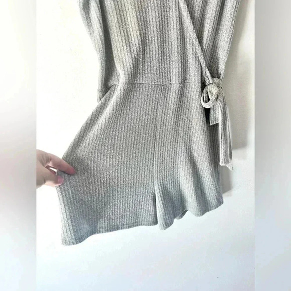 Heatherly Delia Faux Wrap Knit Gray Sleeveless Ribbed Comfy Romper Size Medium - Picture 3 of 10